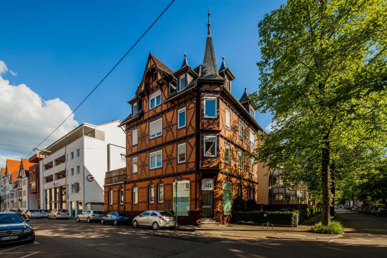 SecondHome Stuttgart - Moderne große Wohnungen nahe der hist Altstadt von Esslingen aN - versch Größen 8 - 11 - 19 Betten - Bed and Breakfast