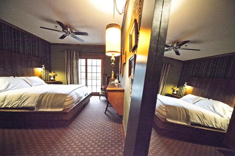 Habitación con cama grande y balcón