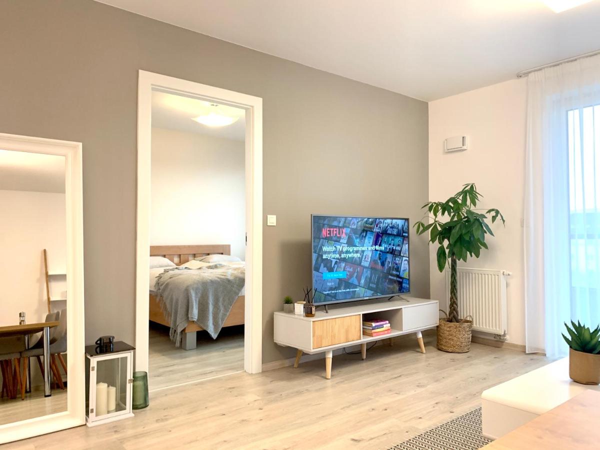 B&B Bratislava - Elegant, bright spacious apartment in Bratislava center - Bed and Breakfast Bratislava