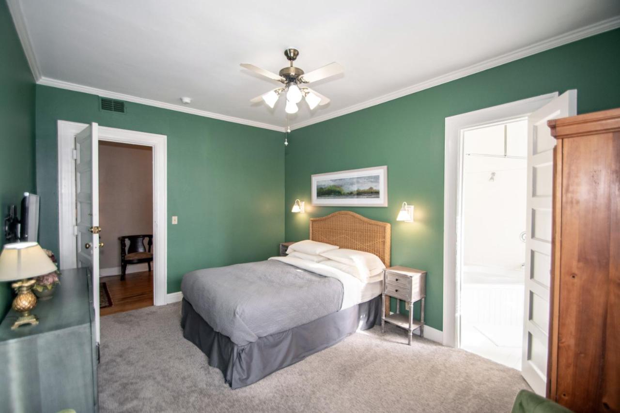 Deluxe Queen Room (Green)