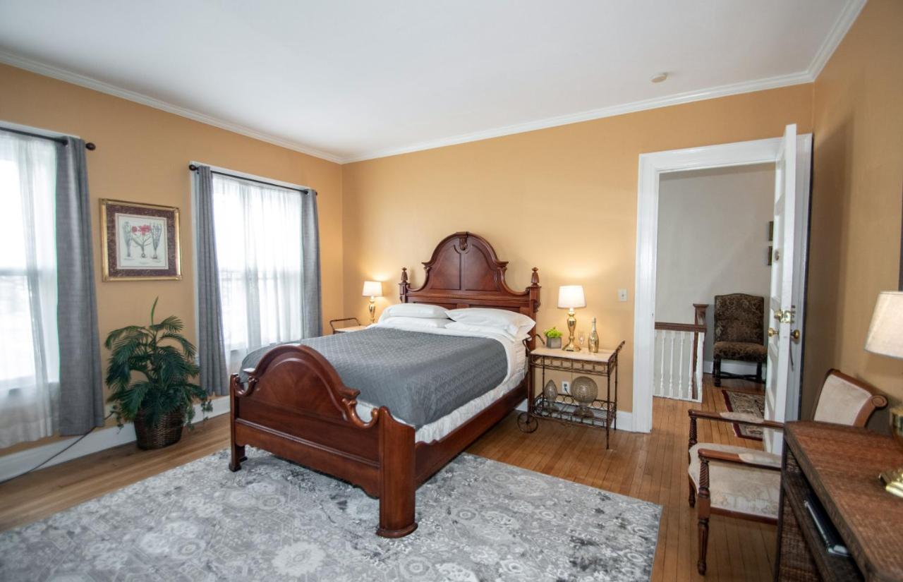 Queen Room (Gold)