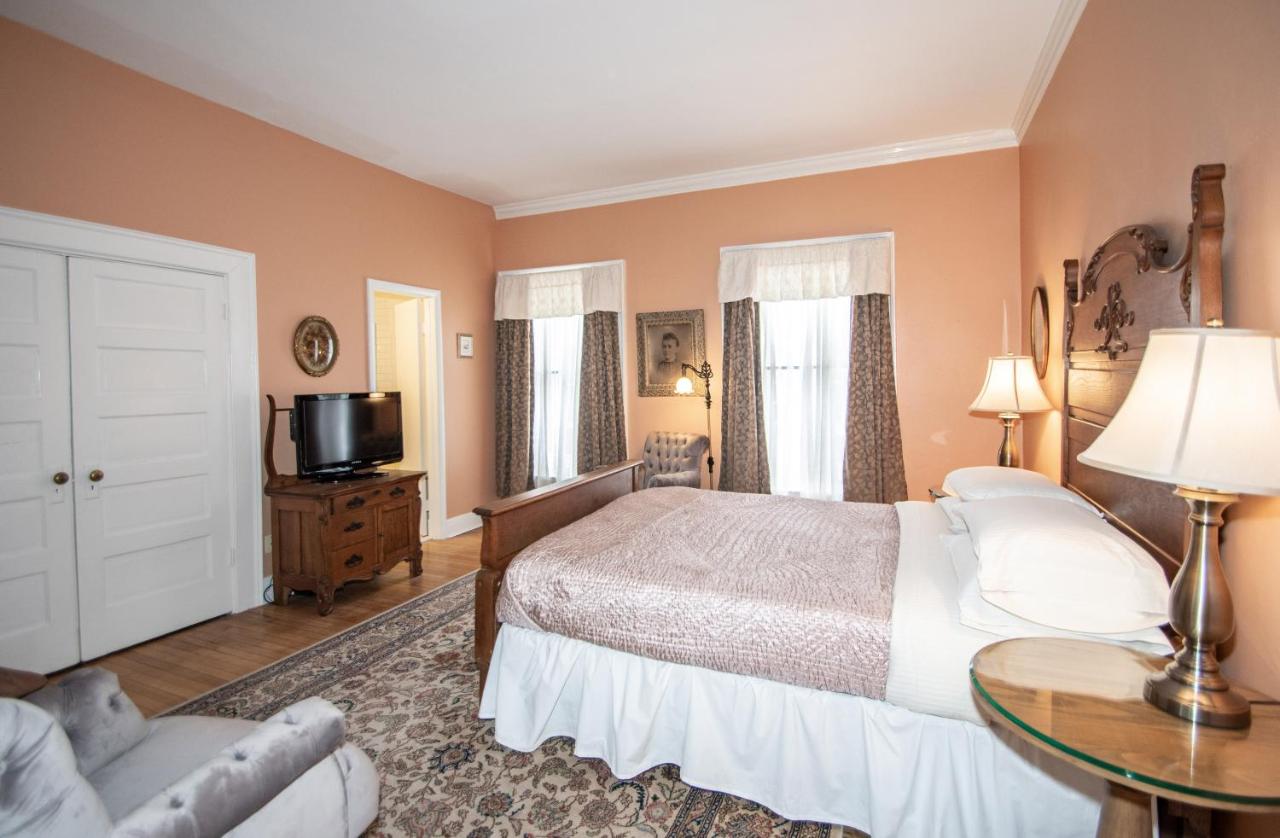 Queen Room (Portrait)