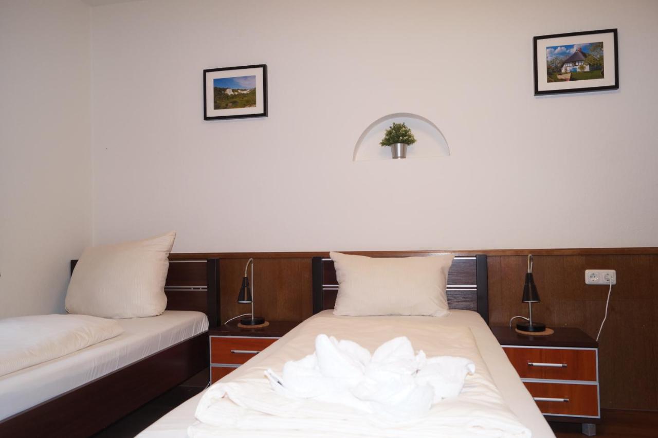 Tweepersoonskamer met 2 Aparte Bedden en Eigen Badkamer