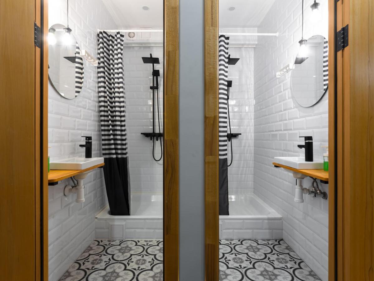 Apartment with King-size bed and shared Bathroom