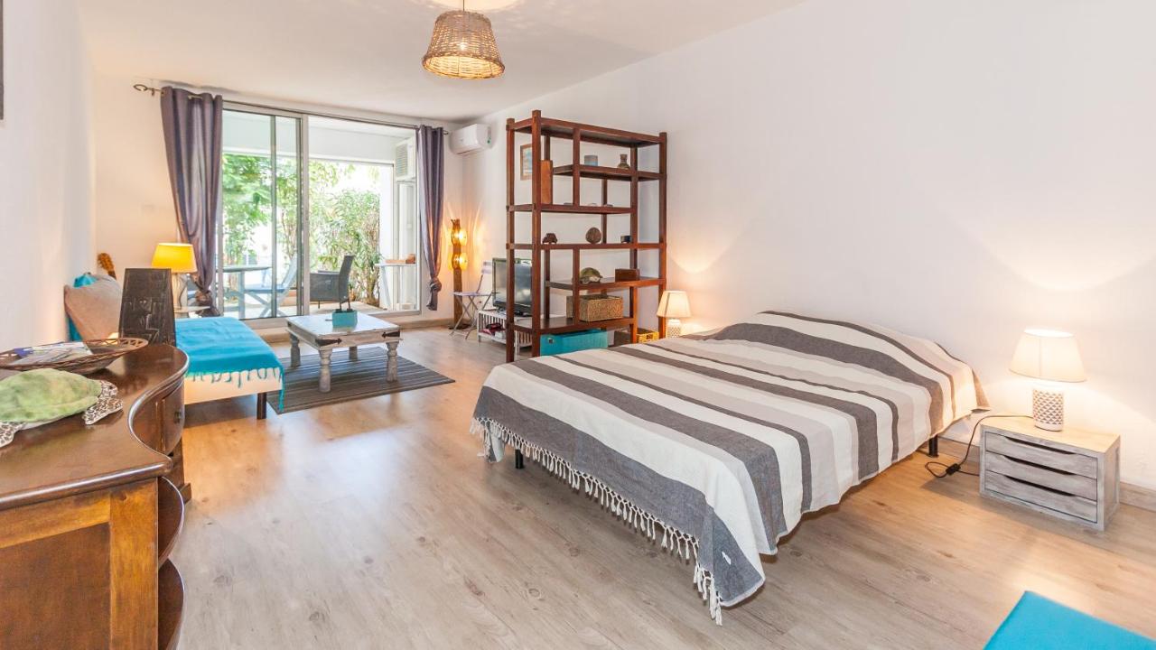 Grand T1 avec terrasse à 5min des plages et 400m de St Gilles Les Bains - B&B