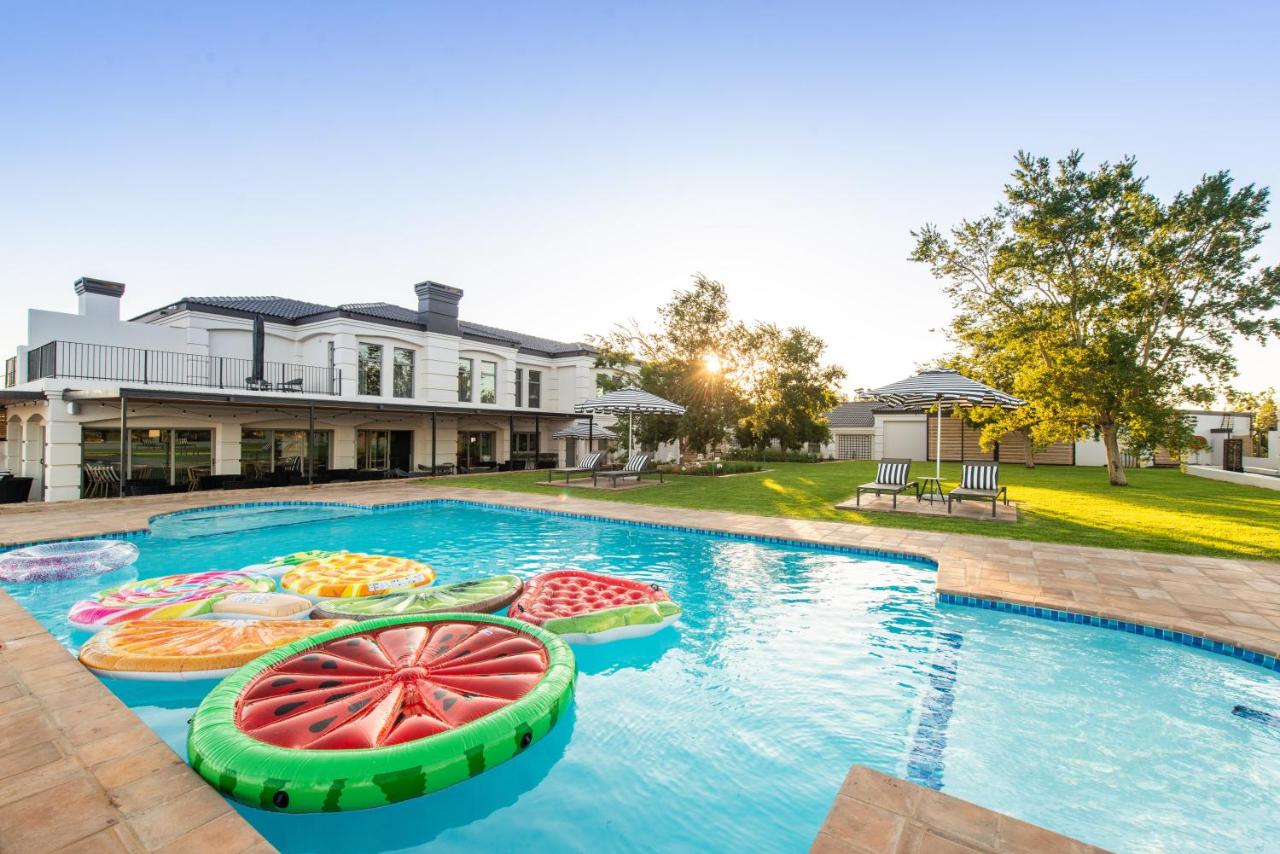 B&B Potchefstroom - The Feather Hill Boutique Hotel - Bed and Breakfast Potchefstroom