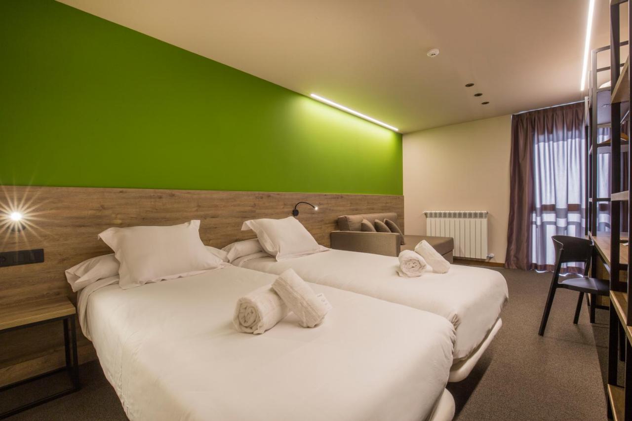 Zimmer mit Kingsize-Bett und Bergblick