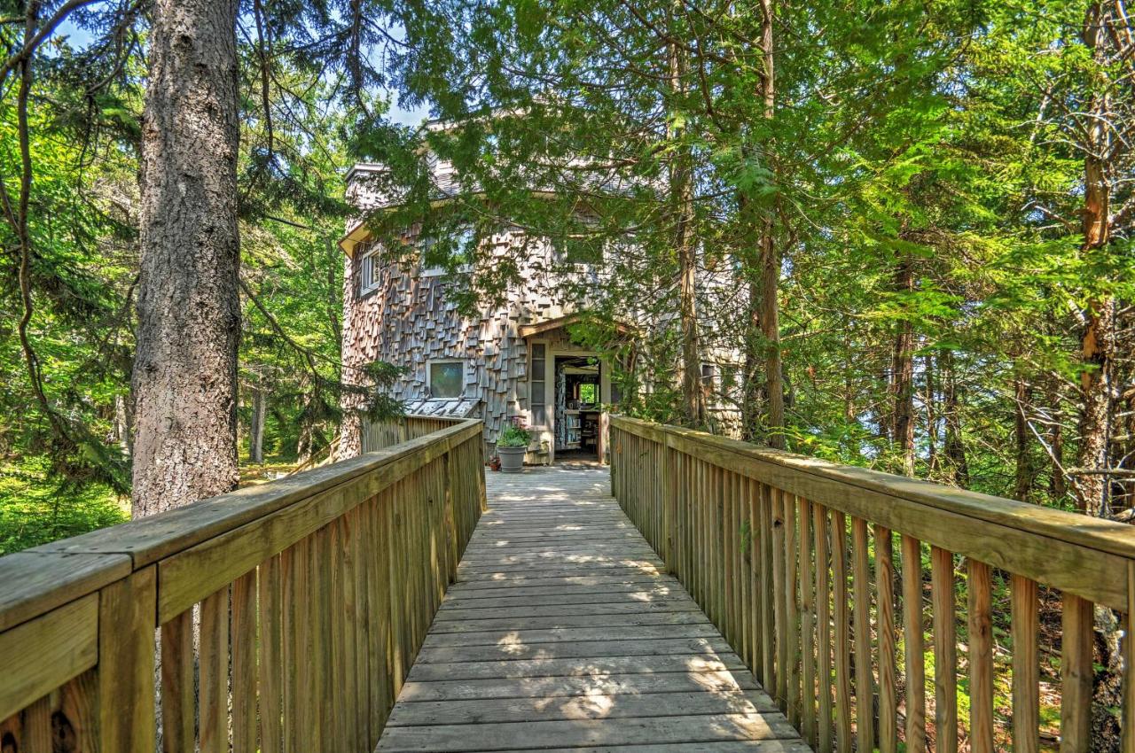 Dragonwood Castle on Waterfront with Stunning View - B&B
