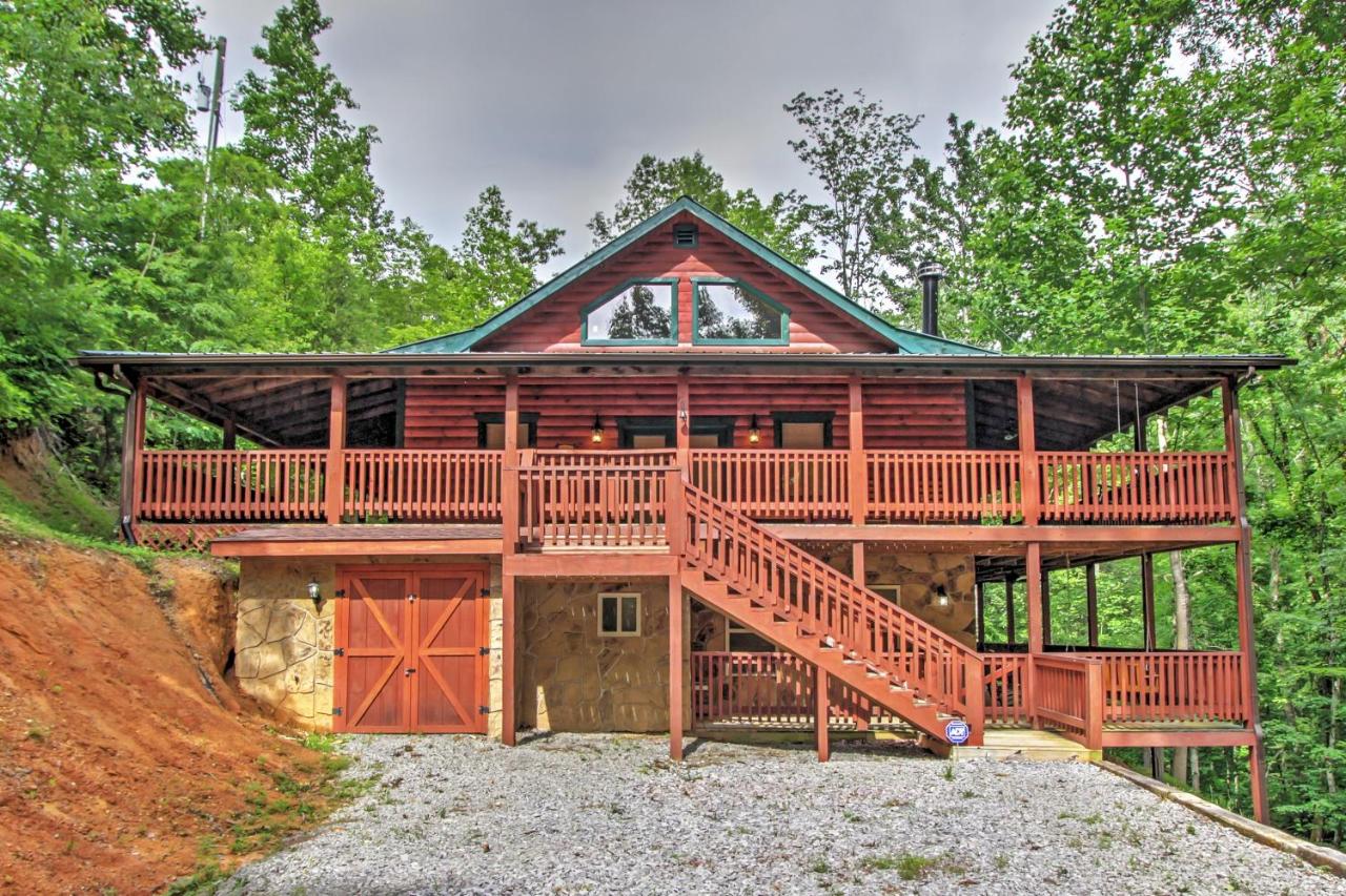 B&B Sevierville - Smoky Mountain Cabin with Hot Tub and Outdoor Kitchen - Bed and Breakfast Sevierville