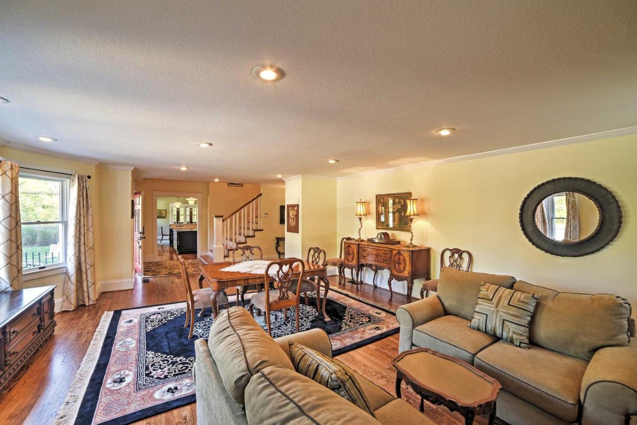 Spacious & Stunning Cleveland Getaway on 1 Acre - B&B Cleveland