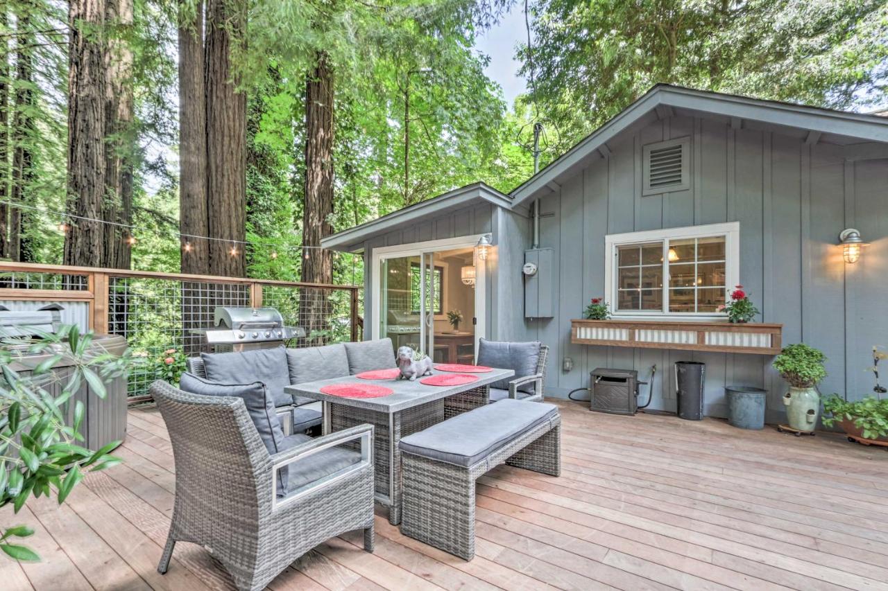 Redwoods Cabin with Hot Tub Walk to Russian River! - Ferienwohnung Guerneville