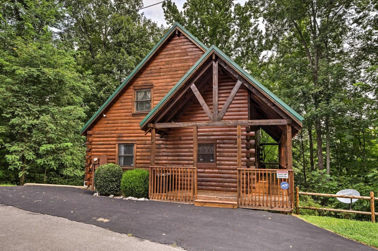 B&B Sevierville - Sevierville Cabin with Hot Tub, Grill and Pool Table! - Bed and Breakfast Sevierville