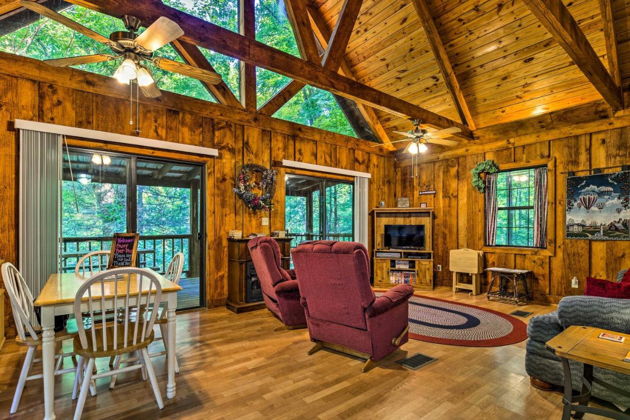 B&B Tellico Plains - Tellico Plains Cabin - 25 Acres, Backyard Creek! - Bed and Breakfast Tellico Plains