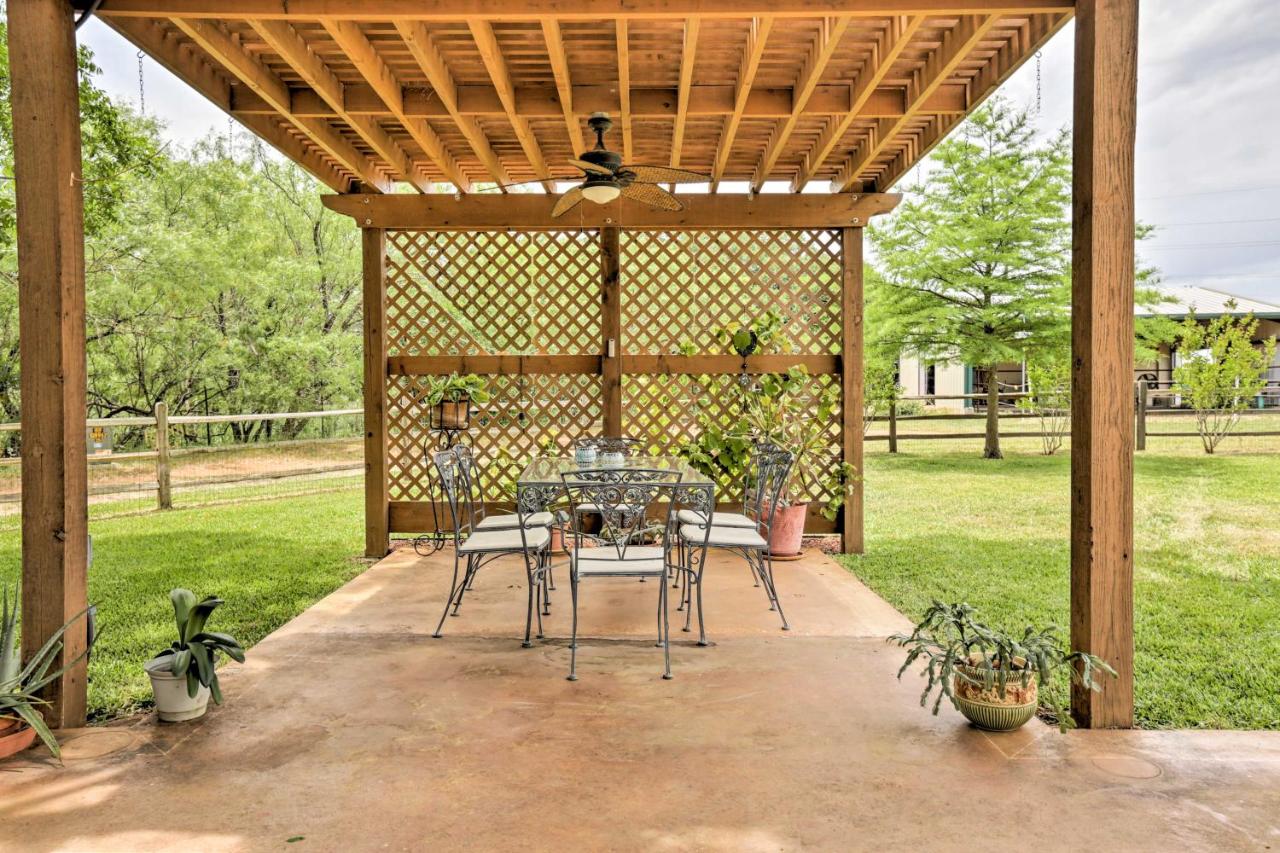 B&B Fredericksburg - Cozy Texas Retreat with Patio, Grill and Horseshoes! - Bed and Breakfast Fredericksburg