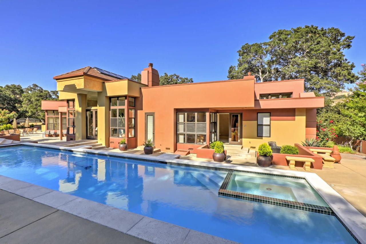 Chic California Escape with Pool, Hot Tub and Patio! - B&B Salinas