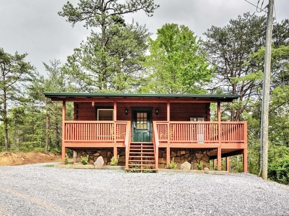 B&B Sevierville - Log Cabin Studio in Sevierville with Deck and Hot Tub! - Bed and Breakfast Sevierville