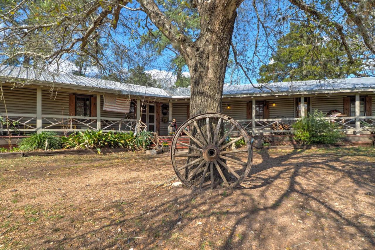Dock on Lake Siesta Spacious La Grange Retreat! - B&B