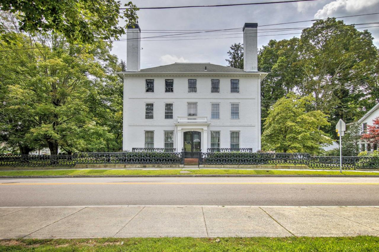 Elegant Norwich House with Billiards Room and Ballroom - Chambres d’hôtes