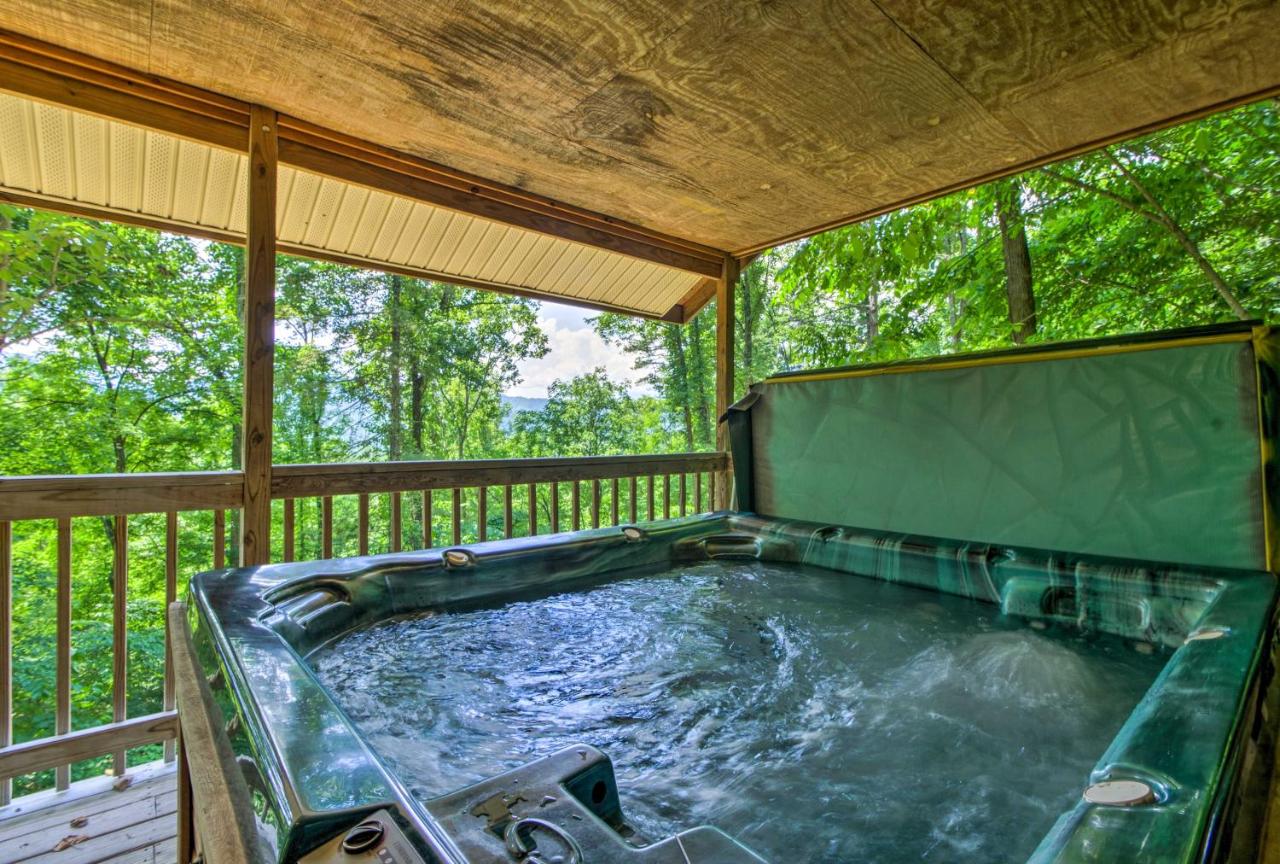 Bear Den Cabin Hot Tub, 4 Mi to Nantahala River - Chambres d’hôtes Bryson City