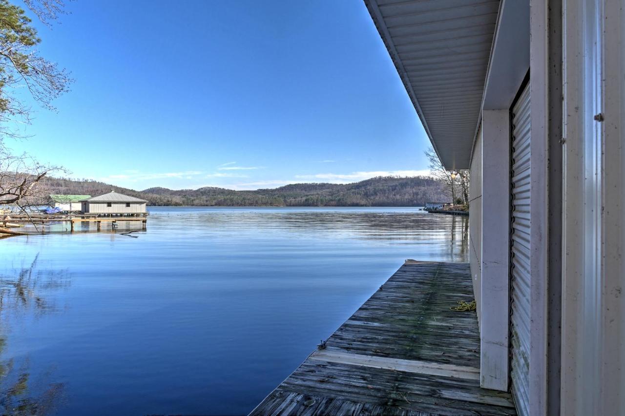 B&B Guntersville - Paradise Cove Cabin with Boathouse and Dock - Bed and Breakfast Guntersville