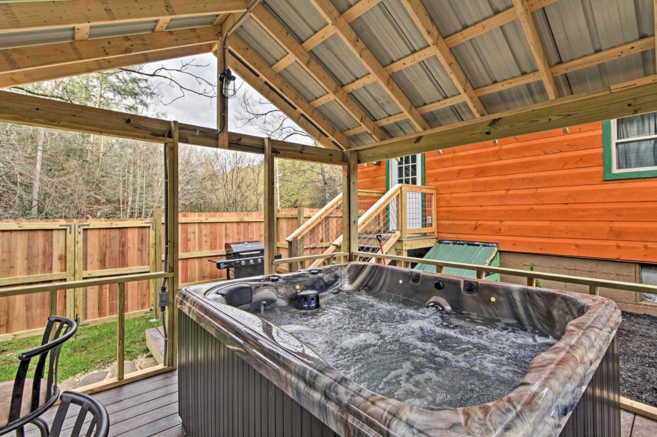 B&B Sevierville - Just Fur Relaxin Sevierville Cabin with Hot Tub! - Bed and Breakfast Sevierville