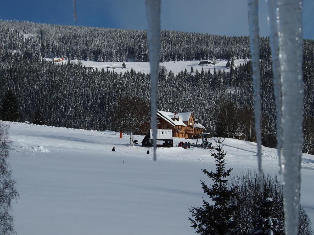 Habitación Triple con vistas al jardín