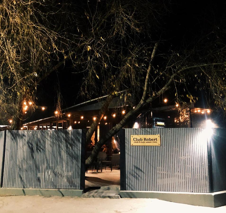 Robert Local Social Restaurant & Accomodation - B&B Hârşova