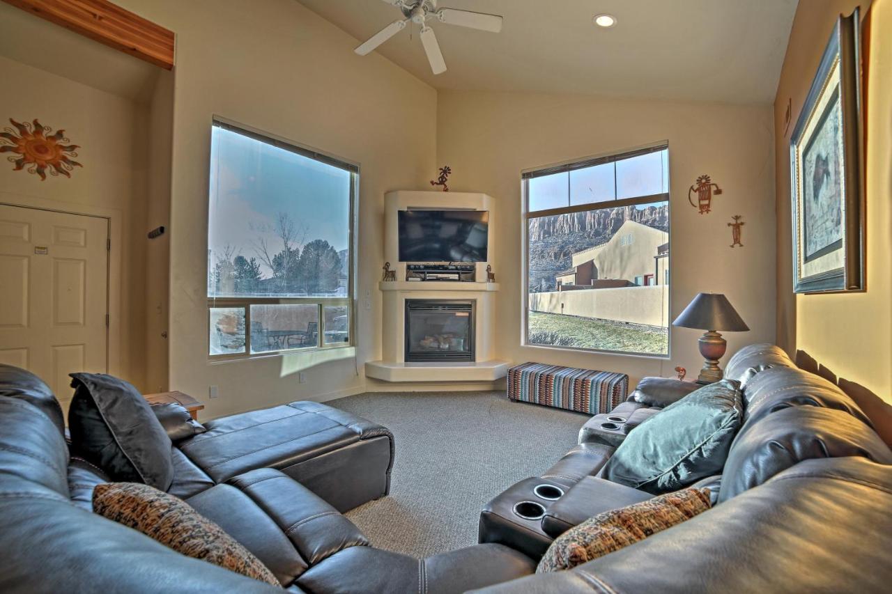 B&B Moab - Moab Townhome with Pool Access and Stunning Mtn Views! - Bed and Breakfast Moab
