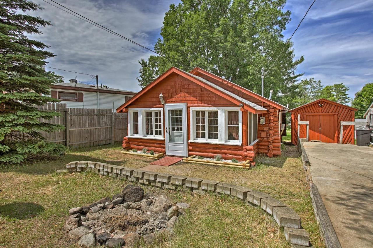 Cozy Houghton Lake Vacation Rental with Fireplace! - B&B