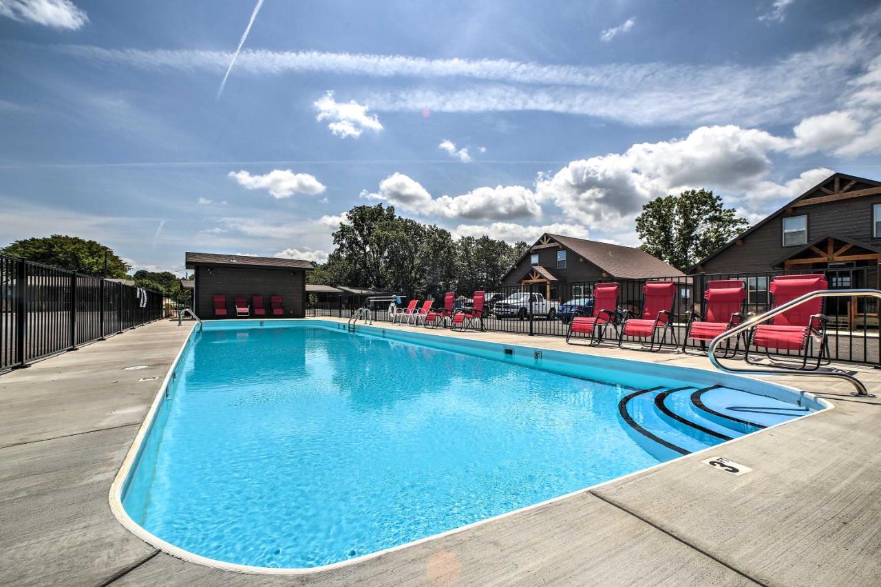 Little Indian Resort Cabin Pool and Walk to Lake! - Ferienwohnung Lampe