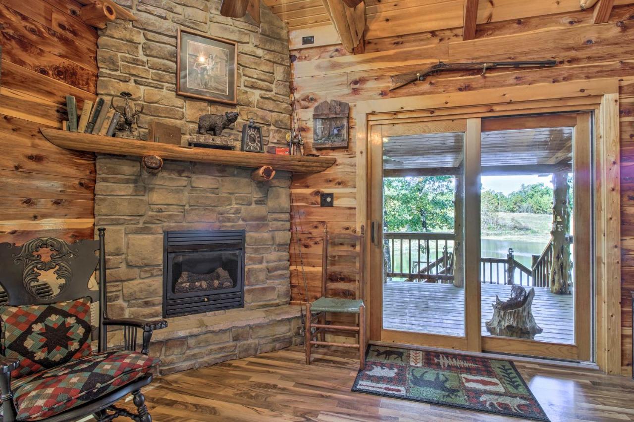 Hot Tub and Fireplace! Macks Creek Cabin on 30 Acres - B&B Macks Creek