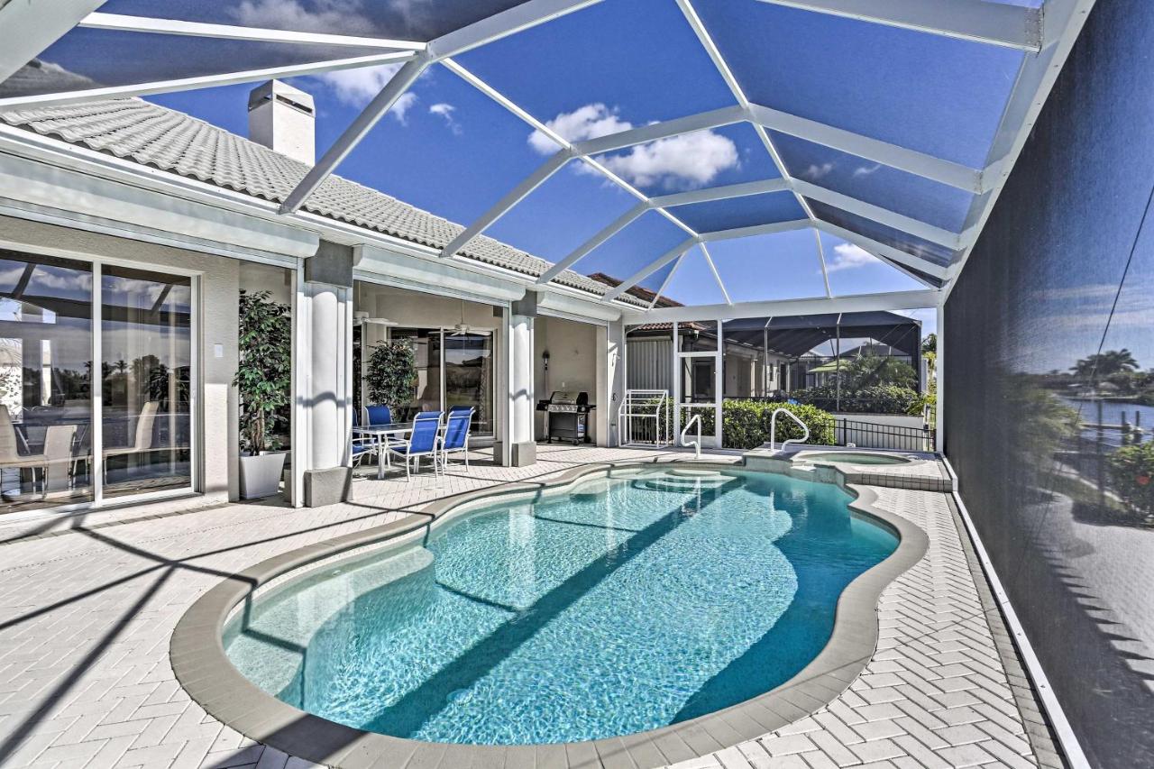 Canalfront Pool and Hot Tub Home in Cape Coral - B&B