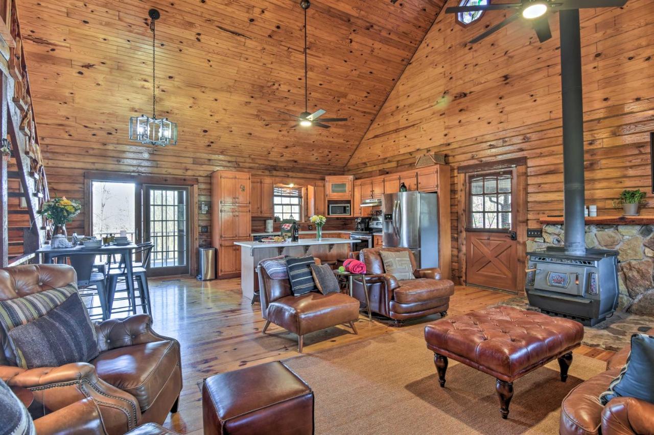 B&B Pearcy - Luxury Log Cabin with 5 Private Acres and Hot Tub! - Bed and Breakfast Pearcy