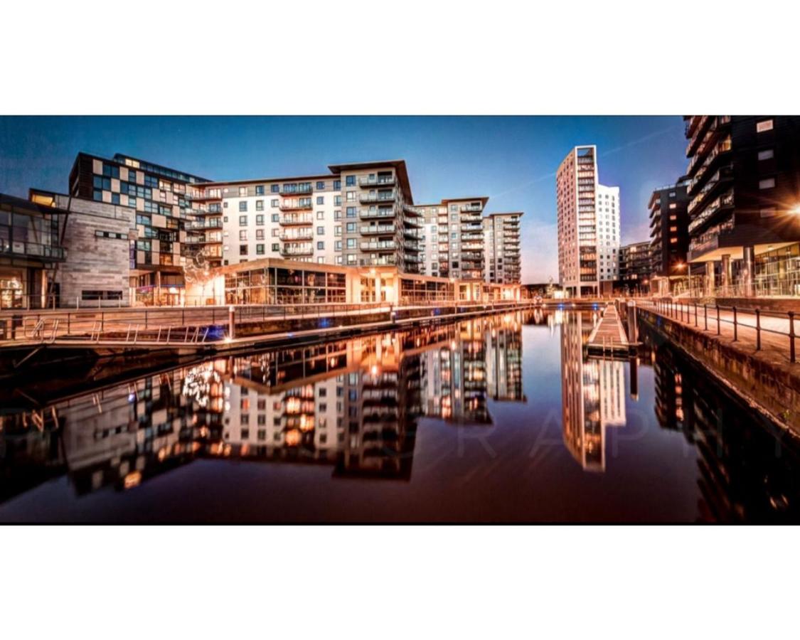 B&B Leeds - Modern Deluxe Leeds Dock Apartment Free Parking - Bed and Breakfast Leeds