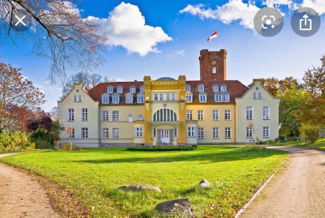 Schloss Lelkendorf Apartment Ulrichshusen Maisonette Fewo Mecklenburger Seenplatte mit Dachterrasse Nähe Ostsee - B&B