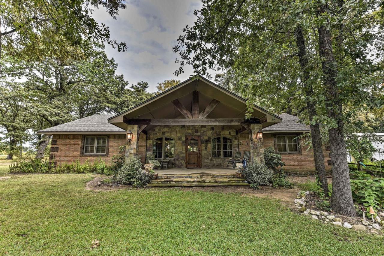 Kingston House with Fire Pit, Short Walk to Lake! - B&B