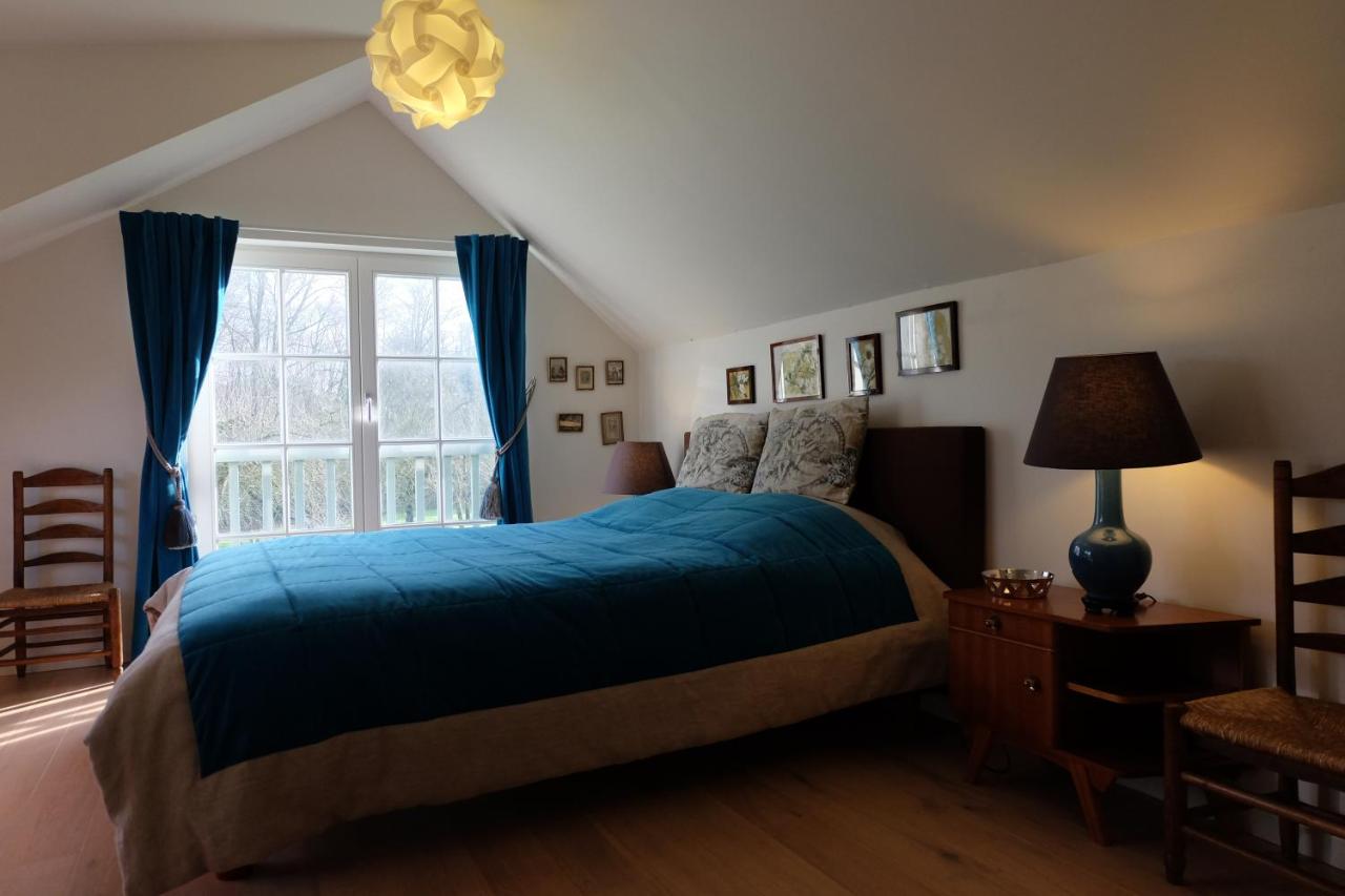 Habitación con cama extragrande y vistas al jardín