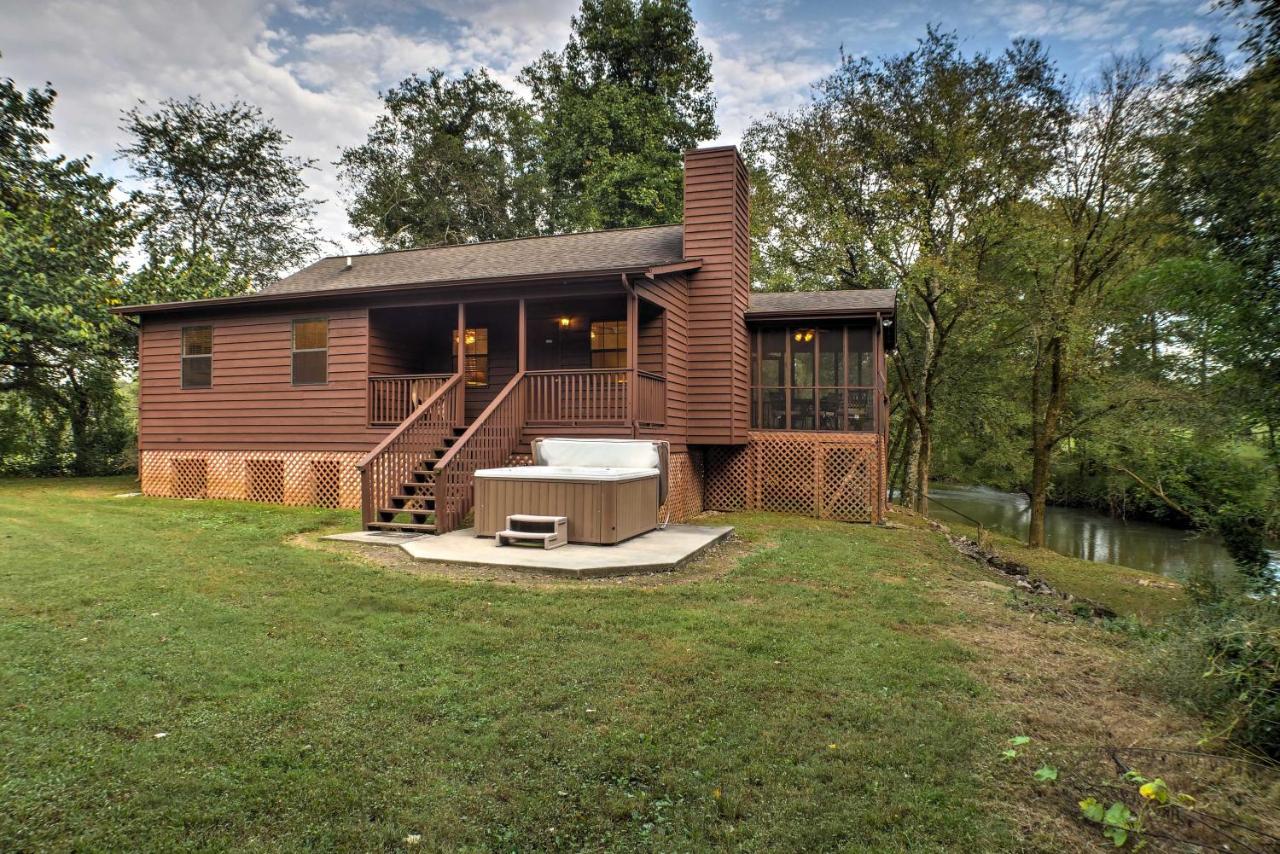 Creekfront Cabin Near Chattanooga with Hot Tub! - Bed and Breakfast