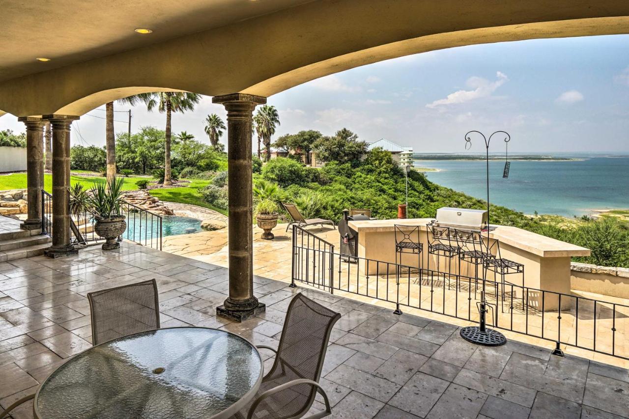 B&B Del Rio - Luxury Del Rio Home with Pool and Lake Views! - Bed and Breakfast Del Rio
