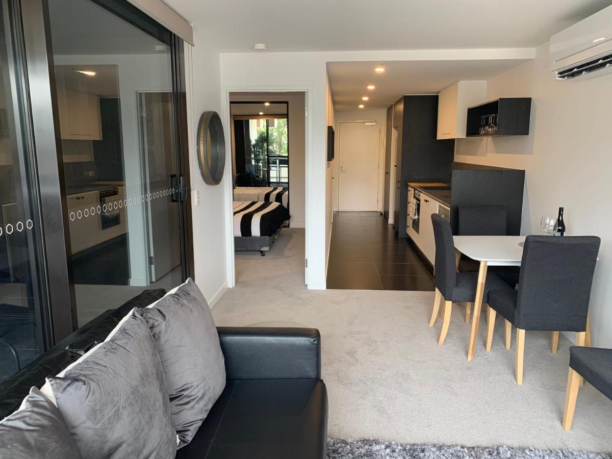 B&B Canberra - Midnight Luxe 1 BR Executive Apartment L1 in the heart of Braddon Pool Sauna Secure Parking Wine WiFi - Bed and Breakfast Canberra