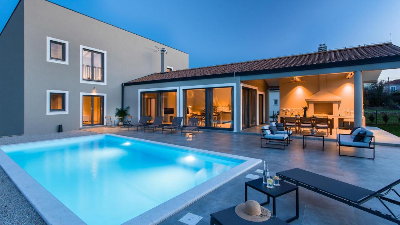 B&B Vrh - Villa & Jardin - Luxury Villa with swimming pool - Bed and Breakfast Vrh