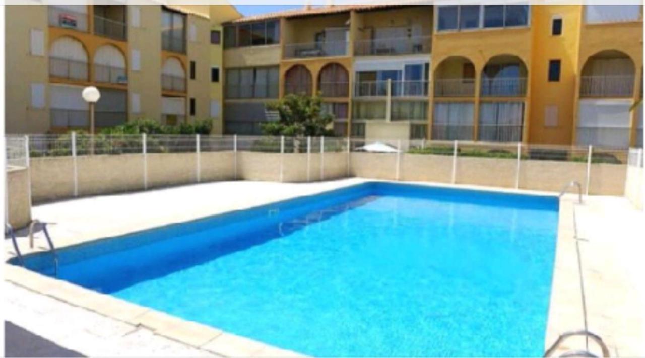 Appartement T2 avec son rez de jardin de 40 m2 5 couchages 250m de la plage et 15km de l'Arena - B&B