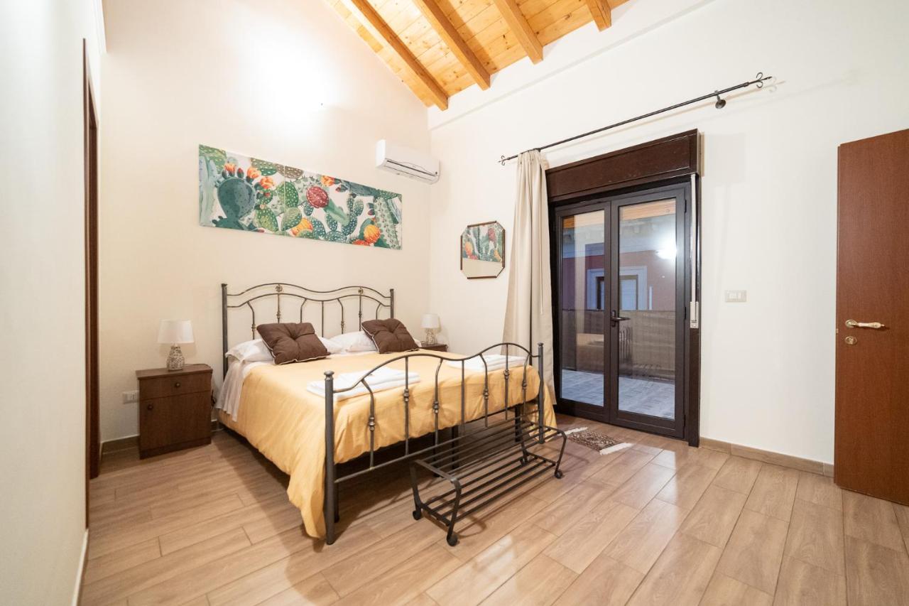 Zimmer mit Kingsize-Bett und Balkon