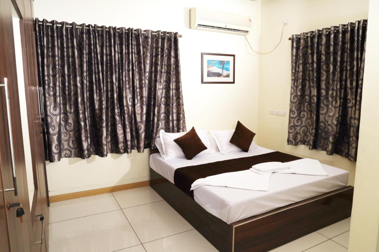 Deluxe Double Room (2 Adults + 1 Child)