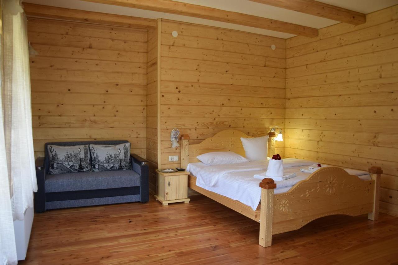 Dreibettzimmer mit Stadtblick