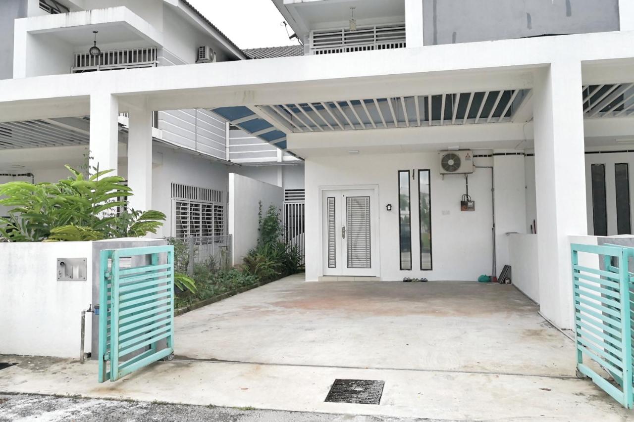 Teratak Persona Homestay. 4 rooms double storey terrace in Kuantan City. - B&B
