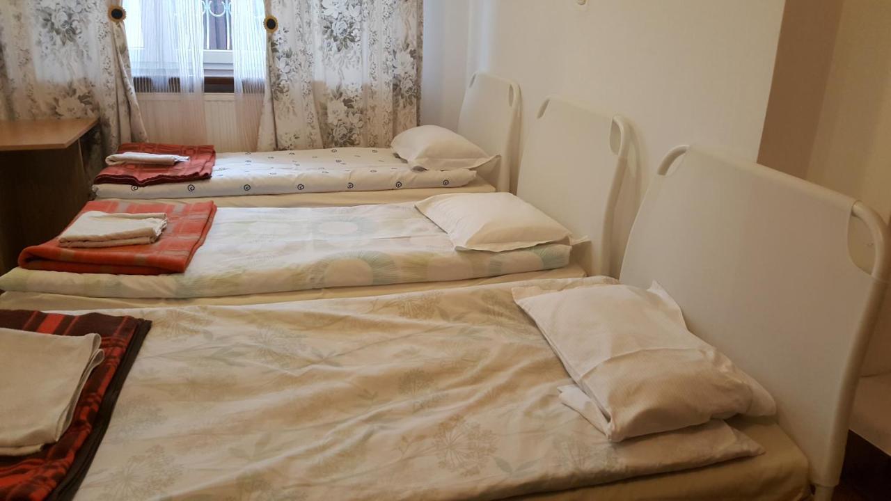 Lit Simple dans Dortoir pour Hommes