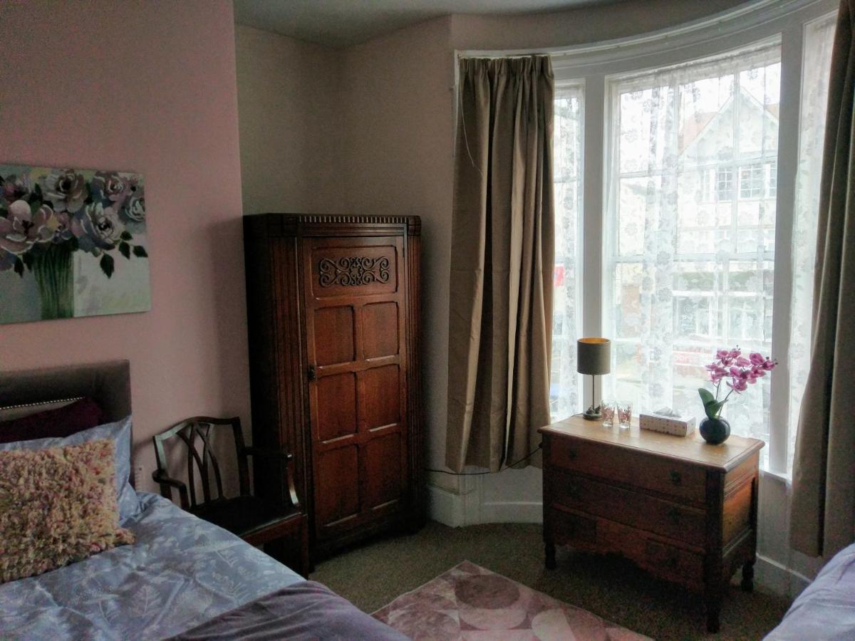 Tweepersoonskamer met 2 Aparte Bedden en Eigen Badkamer