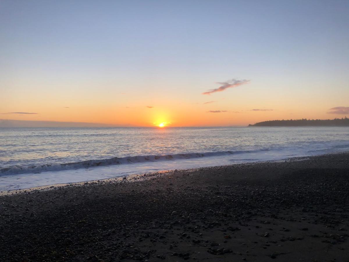 Sunrise Cabin secluded beach front accommodation - B&B