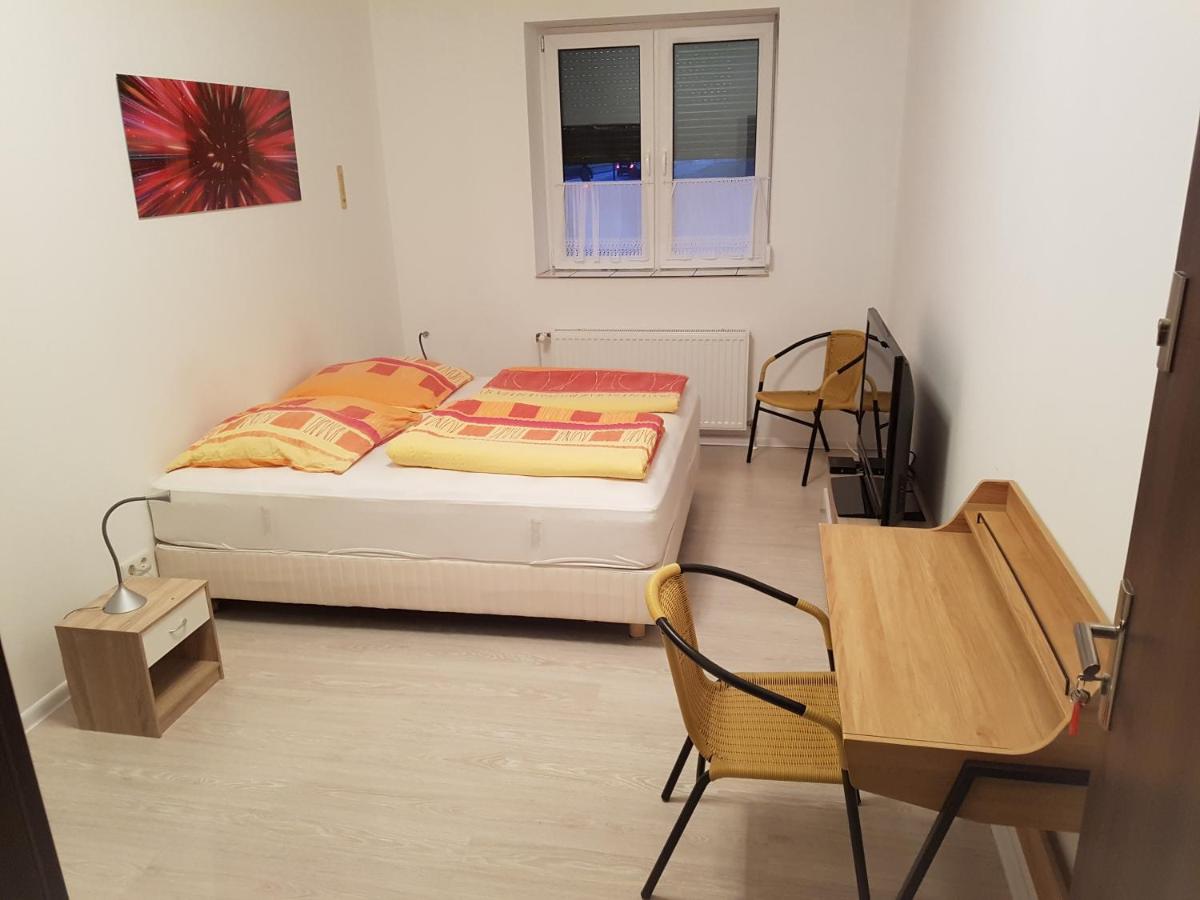 Doppel-/Zweibettzimmer mit Dusche